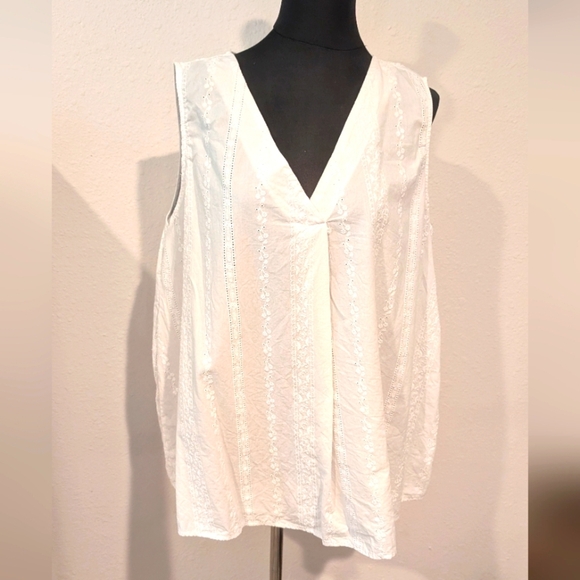 Time and Tru Tops - NWOT White Sleeveless Eyelit Cotton V-Neck Tank Blouse Size XL